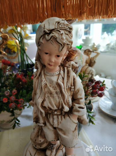 Статуэтка фигурка мальчик с рюкзаком