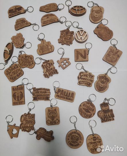 Брелоки оптом выполненные из дерева 60 шт