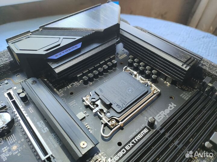 Материнская плата ASRock Z690 Extreme ddr4 новая