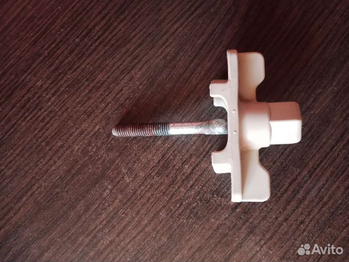 Болт для крепления запасного колеса