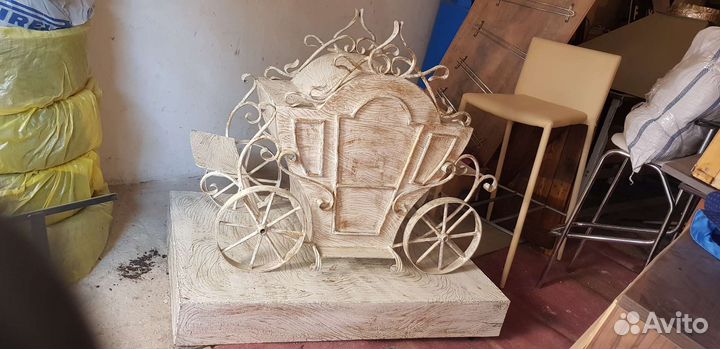 Декортативная карета на подиуме