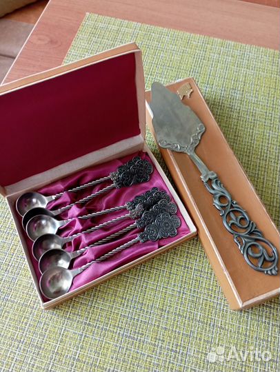 Мельхиоровые ложки и лопатка для торта