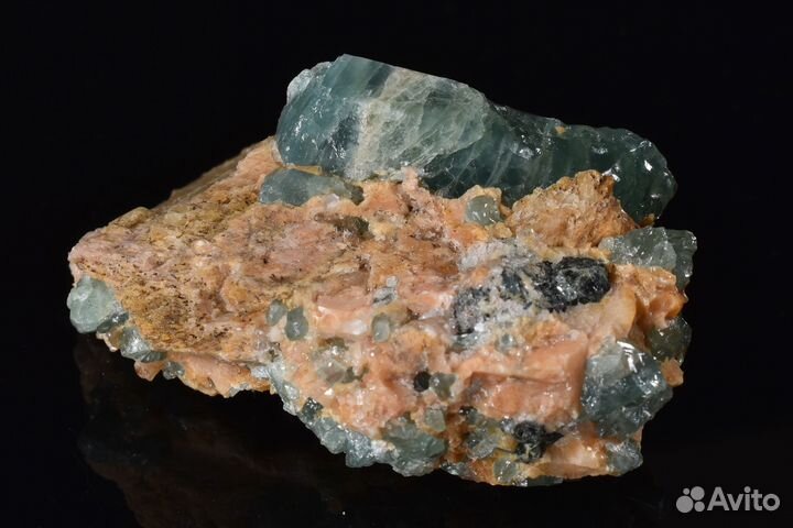 Кристаллы апатита. Кальцит. Лот №390