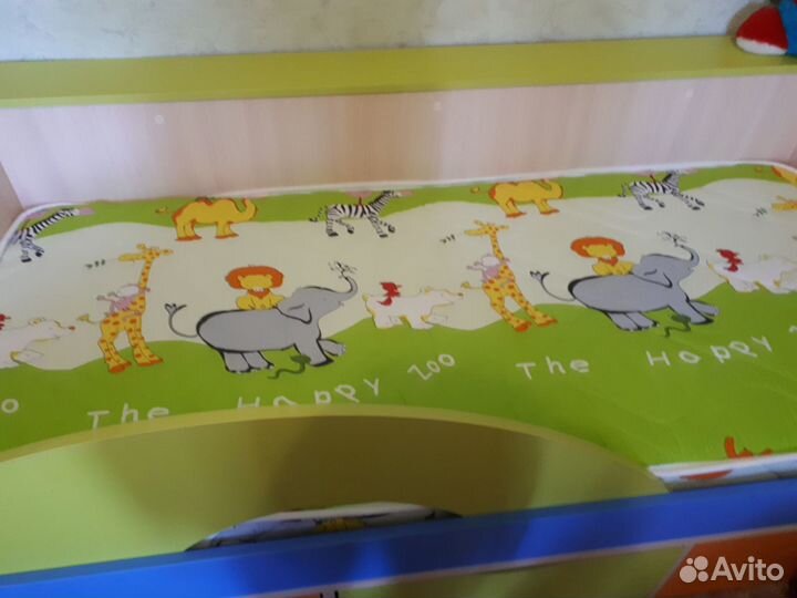 Мебель детская, кровать, шкафы