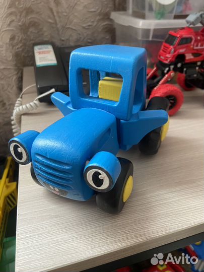 Игрушка синий трактор