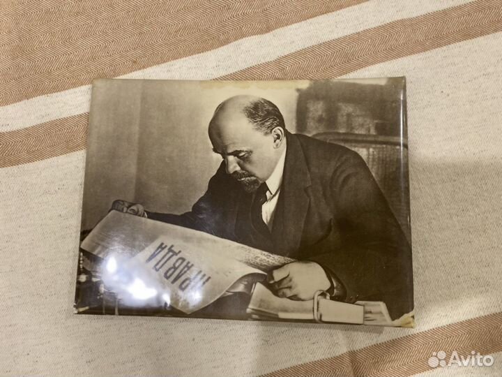 Фото СССР В. И. Ленина читающего газету «Правда»