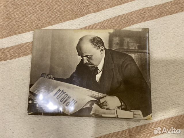 Фото СССР В. И. Ленина читающего газету «Правда»