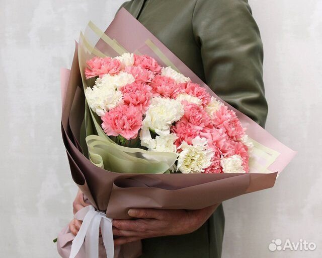 Букет из 25 розовых и белых гвоздик