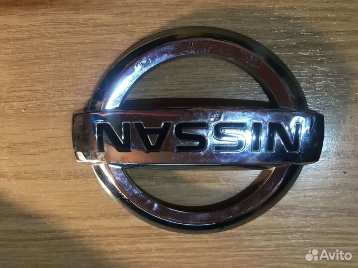 Эмблема на крышку багажника Nissan Murano