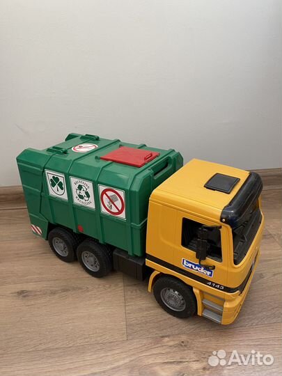 Мусоровоз bruder