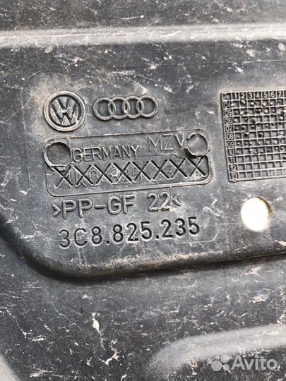 Пыльник двигателя центральный VW Passat B7