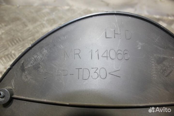 Накладка Mitsubishi Carisma 2000 2003