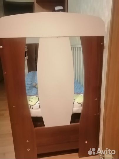 Кровать детская с маятниковым механизмом 