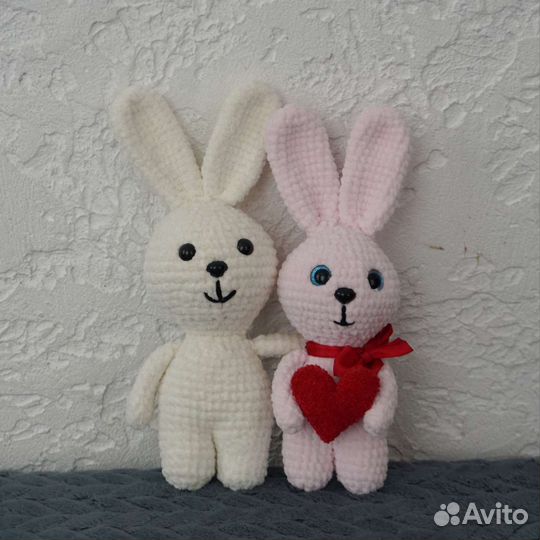 Плюшевый заяц вязаный