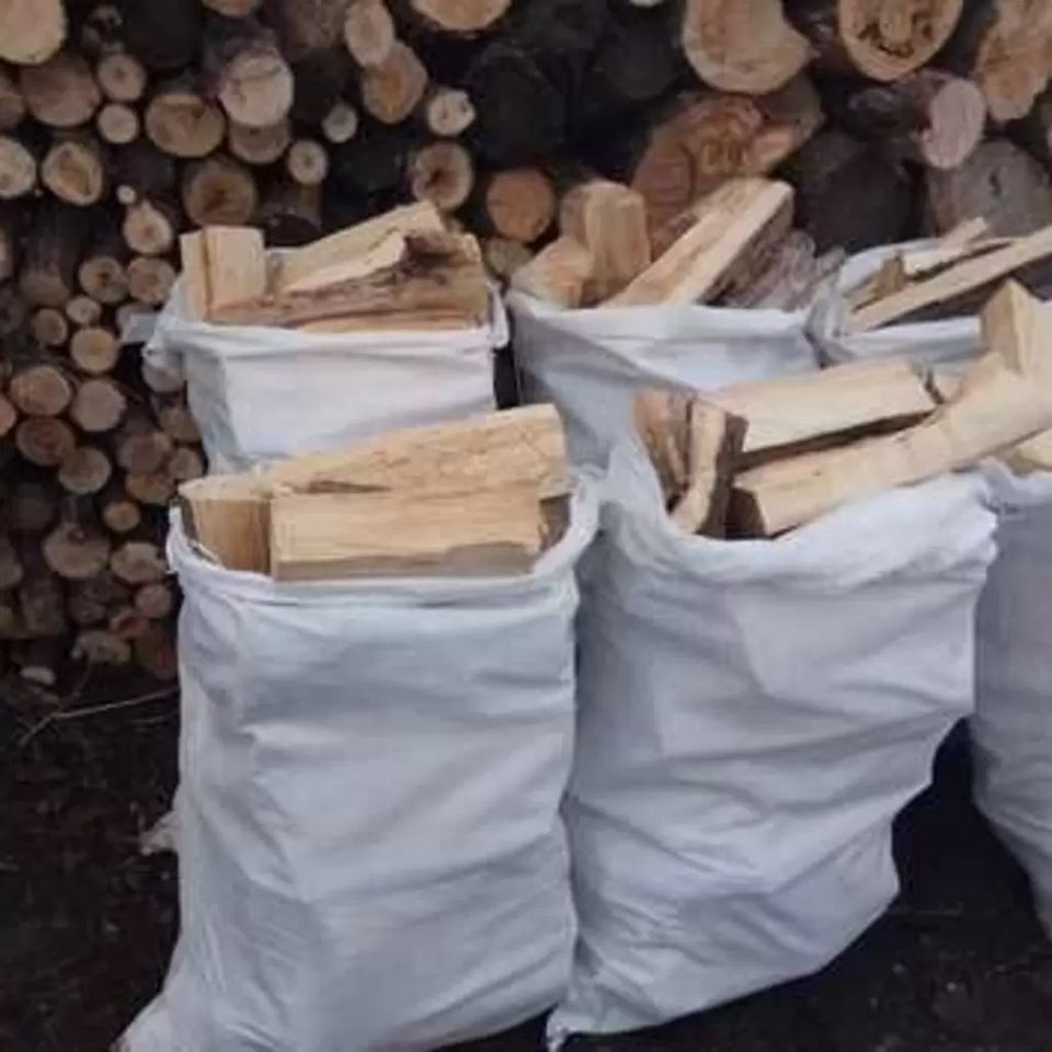 Дрова берёза колотые в мешках. Дрова берёза колотые в мешках. Дрова березовые в мешках. Дрова сосна в мешках. Дрова в мешках береза.