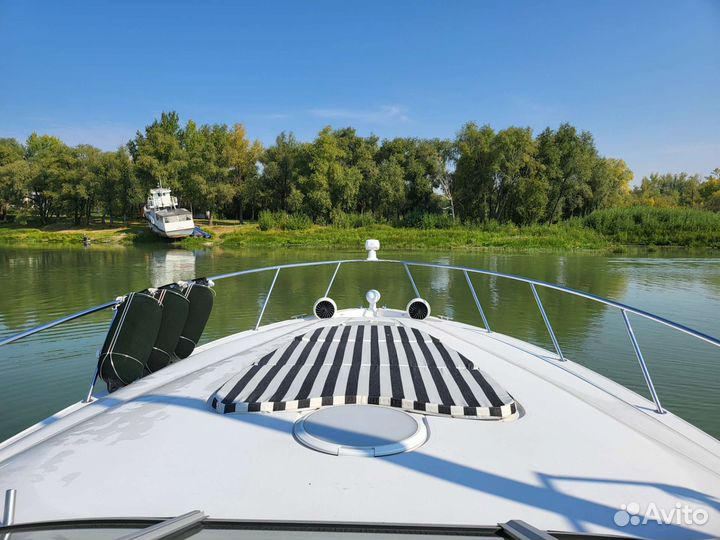 Моторная яхта Larson Cabrio 370