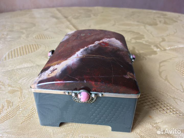 Шкатулка из нефритового змеевика и яшмы