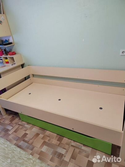 Детская кровать и шкафы
