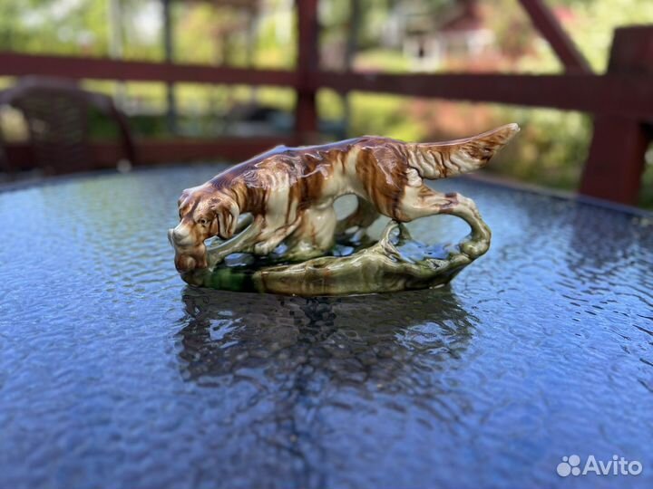 Статуэтка «Собака с дичью», фаянс, роспись