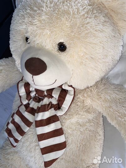 Большой плюшевый медведь