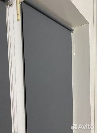 Рулонные шторы в коричневом коробе N3913