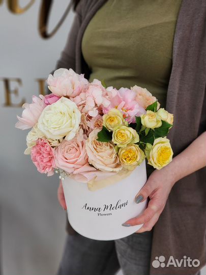 Шляпная коробка с цветами