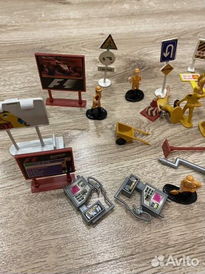 Набор игрушечных дорожных знаков, фонари, люди