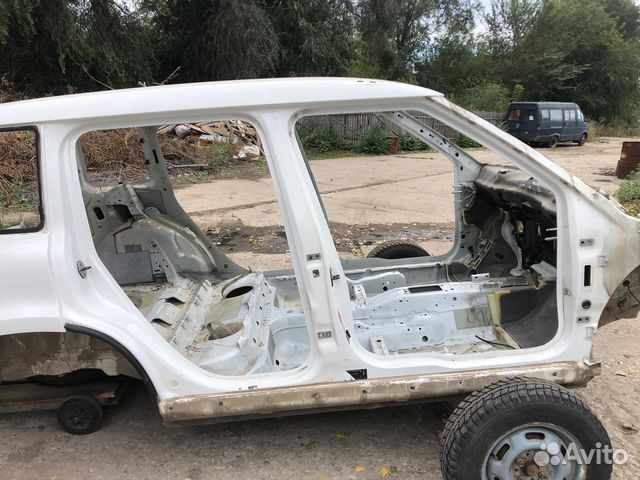 Центральная стойка правая skoda yeti 1.2 DSG