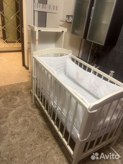 Детская кроватка с маятником