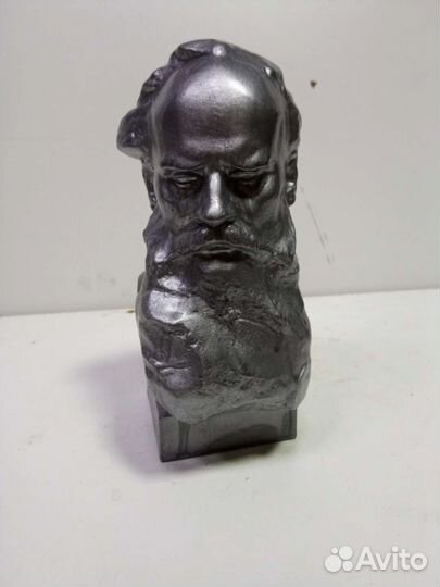 Лев толстой бюст