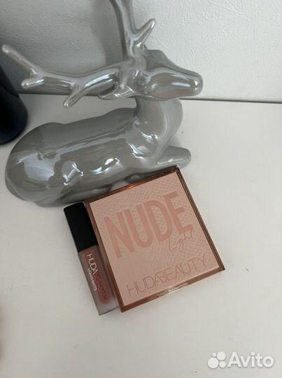 Палетка теней huda beauty