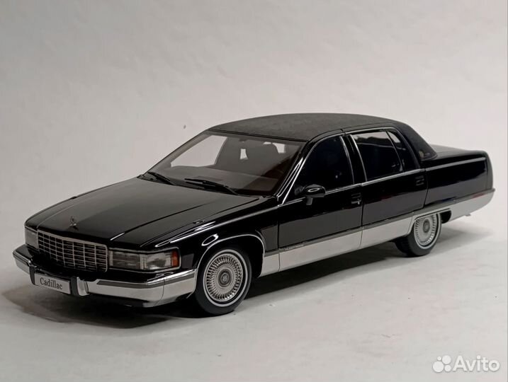 Cadillac Fleetwood Black 1:18 Xiaoguang Models