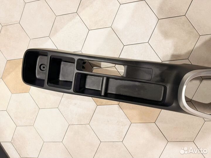 Консоль между седеньями Honda Fit GK3 2013-2019
