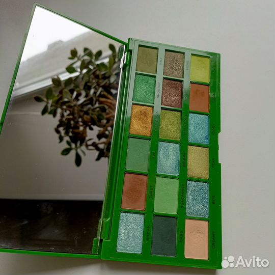 Палетка теней revolution