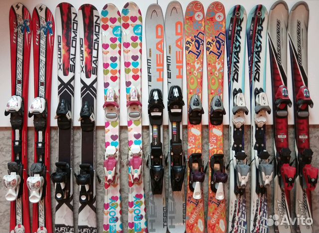 крепления для хранения горных лыж. лыжи разных видов. ассортимент лыж. какие виды лыж бывают. лыжи сумит фишер.