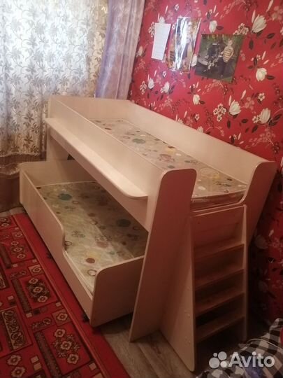 Двухъярусная кровать
