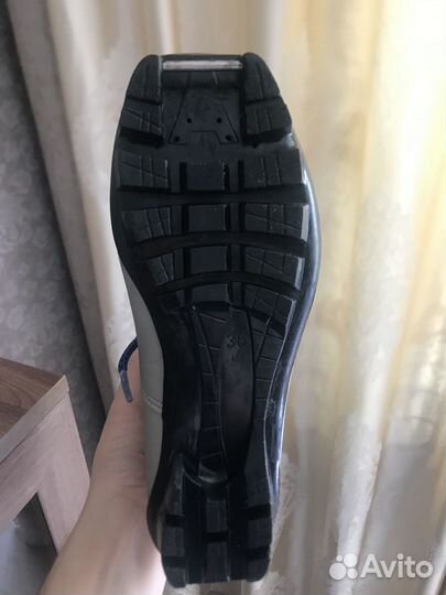 Лыжные ботинки и лыжи