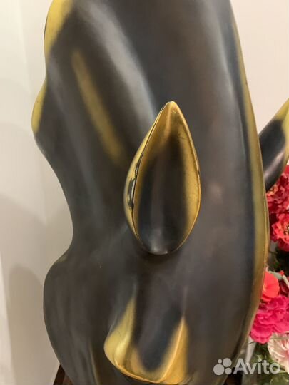 Статуя Голова Коня на подставке