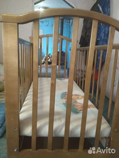 Детская кроватка и пеленальный комод