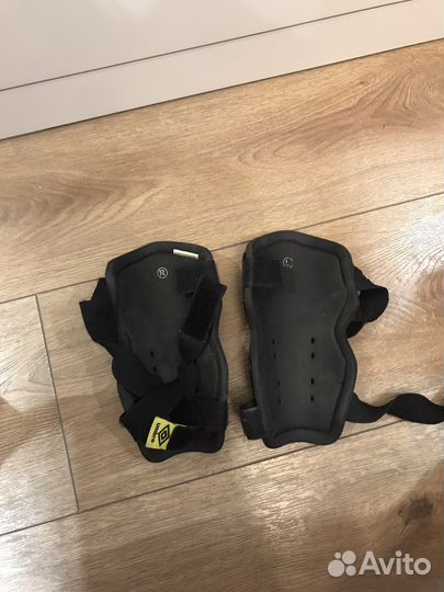 Щитки футбольные Umbro