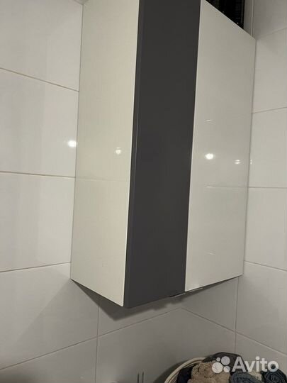 Зеркало, полка и шкаф для ванной комнаты