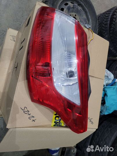 Задний правый фонарь Форд Фокус 3 седан