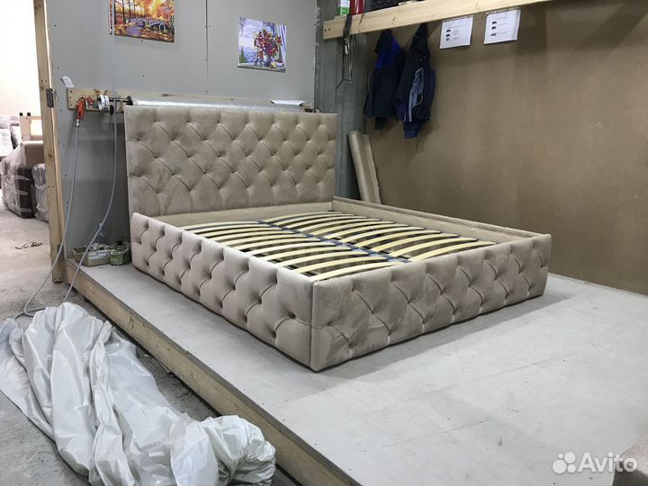 Современная кровать с мягким изголовьем