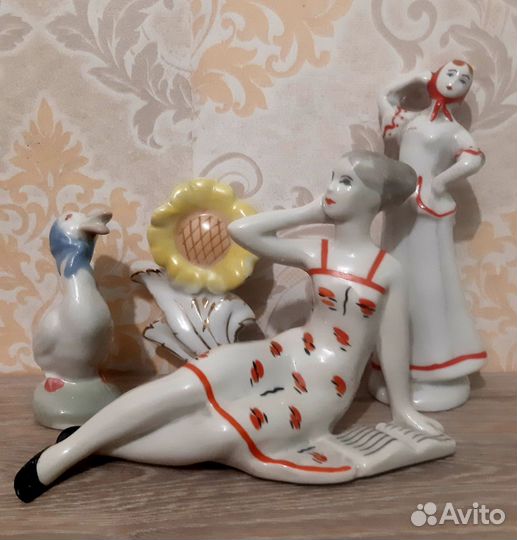 Фарфоровая статуэтка девушка с книгой, Сысерть