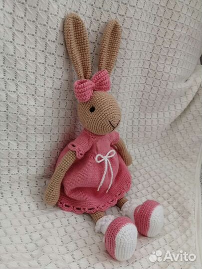 Вязаная игрушка зайка
