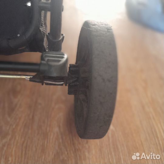 Продам прогулочную коляску