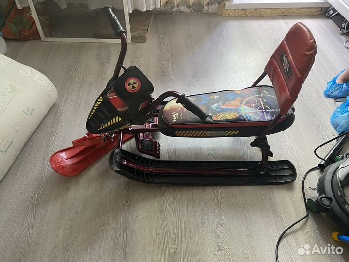 Детский снегокат со спинкой