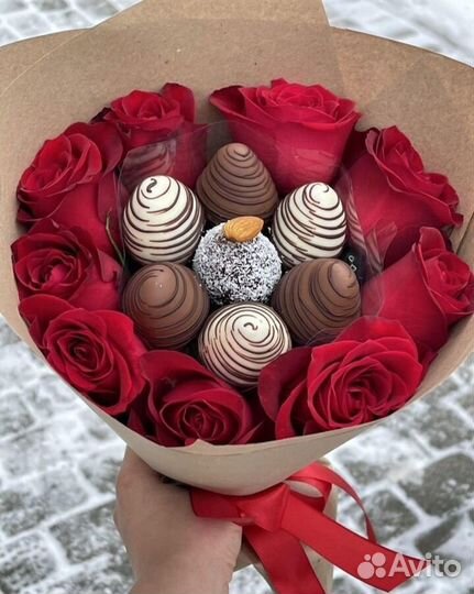 Клубника и финики в шоколаде букеты в коробочке