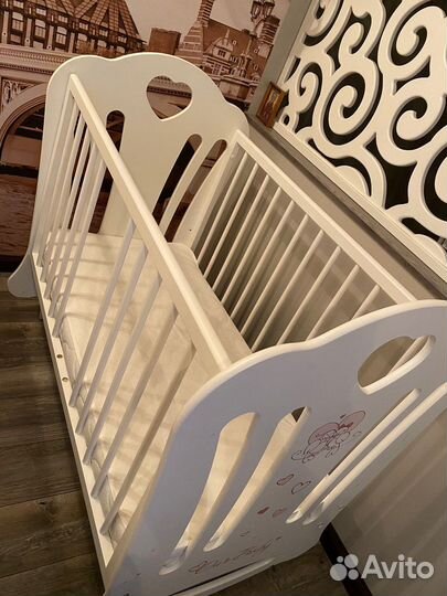 Детская кроватка с маятником и ящиком