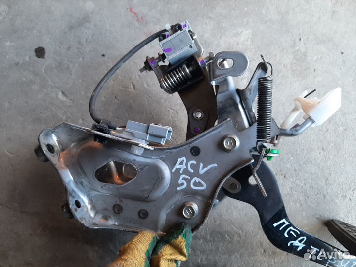 Педаль тормоза Toyota Camry 50 2011-18 левый руль